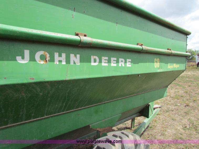 image for item N9148 John Deere 68 auger wagon