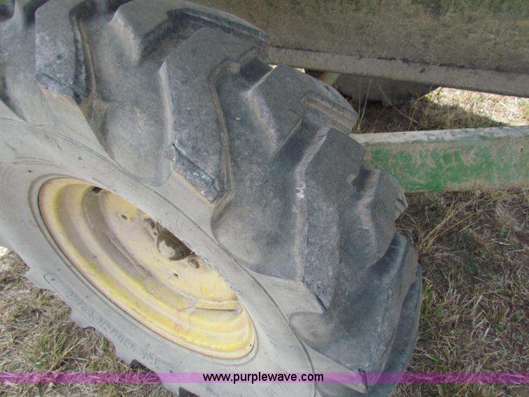 image for item N9148 John Deere 68 auger wagon