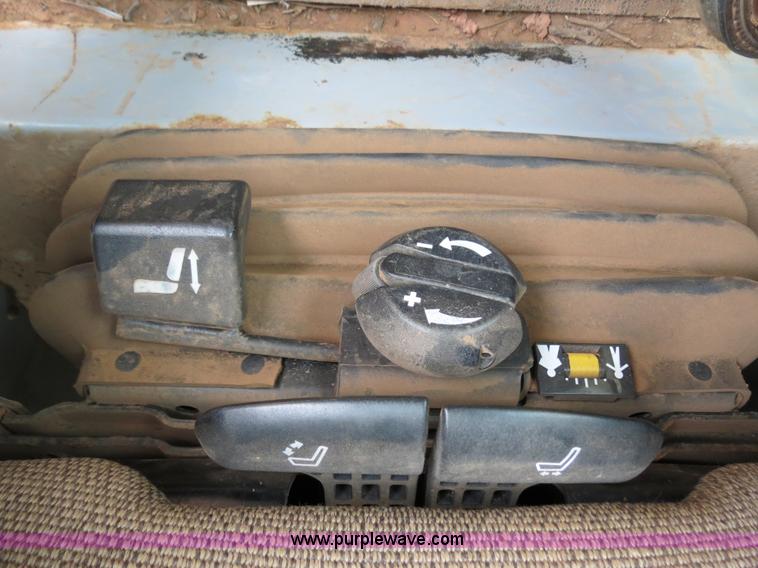 image for item B2474 1999 John Deere 750C LT Series II dozer