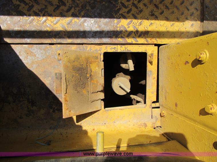 image for item B2850 1976 Caterpillar 955L track loader