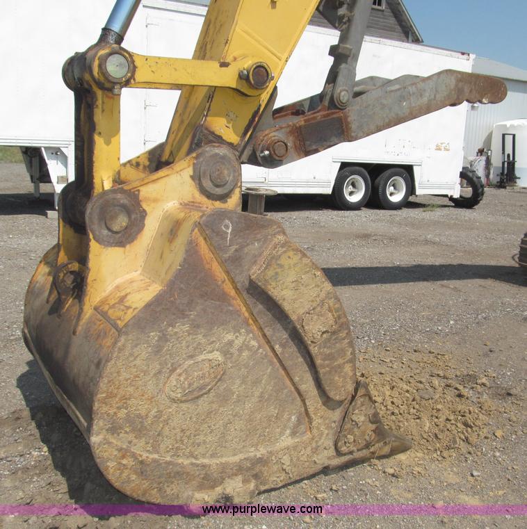 image for item B5218 2004 John Deere 230C-LC excavator