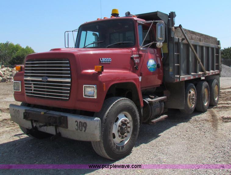 image for item B7470 1994 Ford LT8000 dump truck