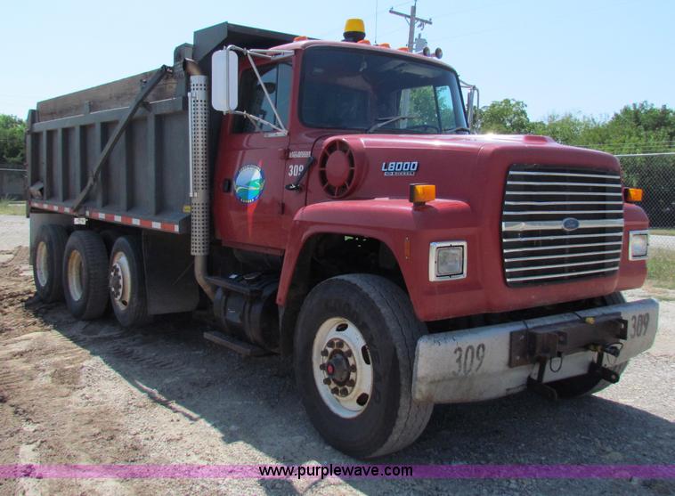 image for item B7470 1994 Ford LT8000 dump truck