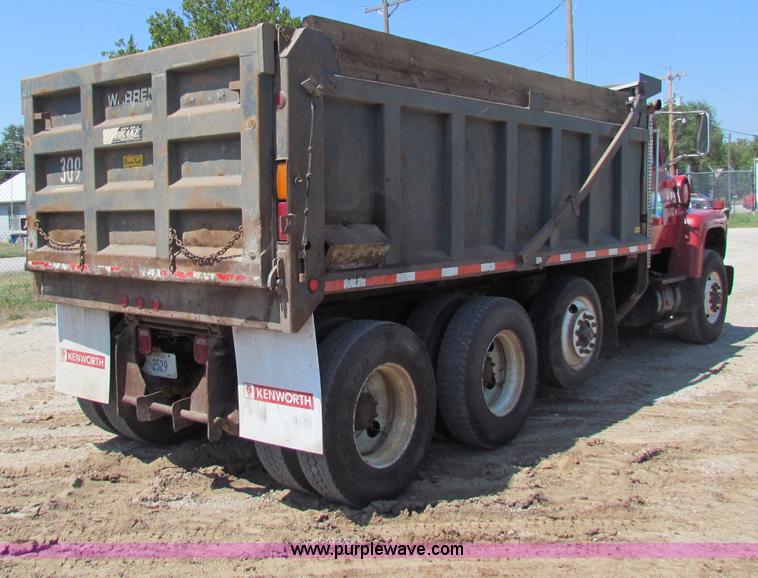 image for item B7470 1994 Ford LT8000 dump truck