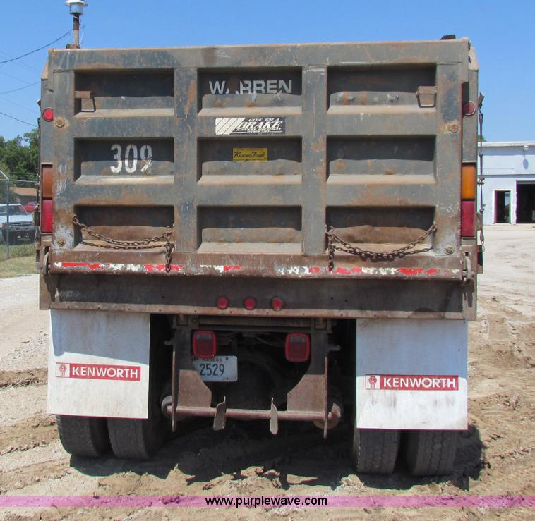 image for item B7470 1994 Ford LT8000 dump truck