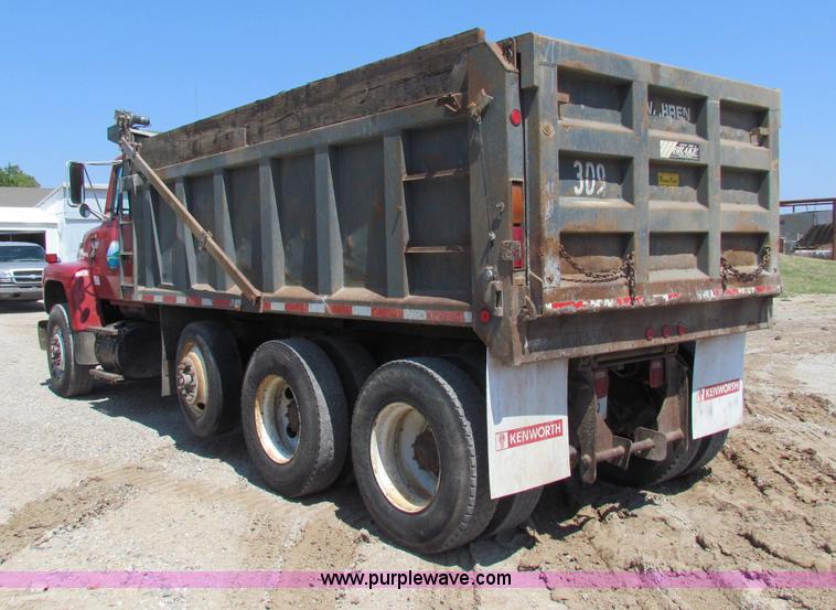 image for item B7470 1994 Ford LT8000 dump truck