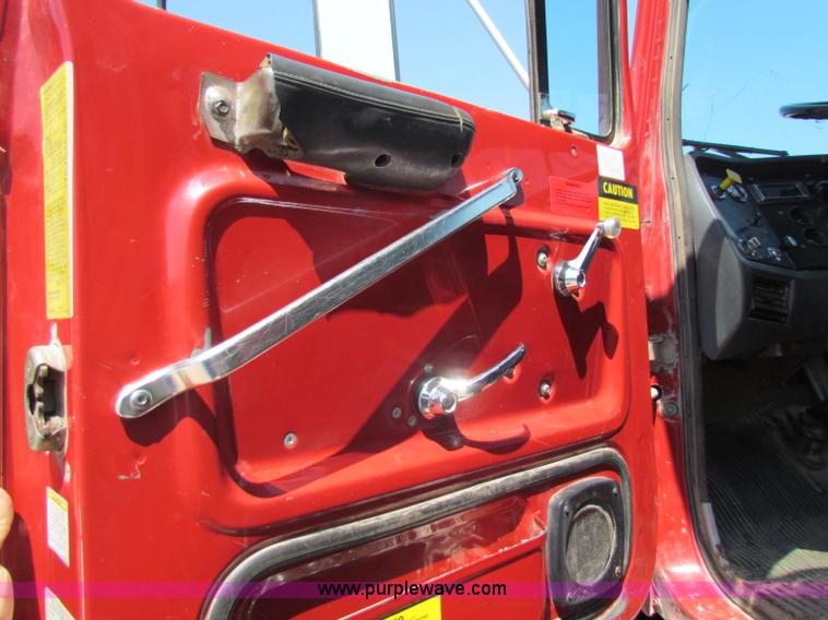 image for item B7470 1994 Ford LT8000 dump truck