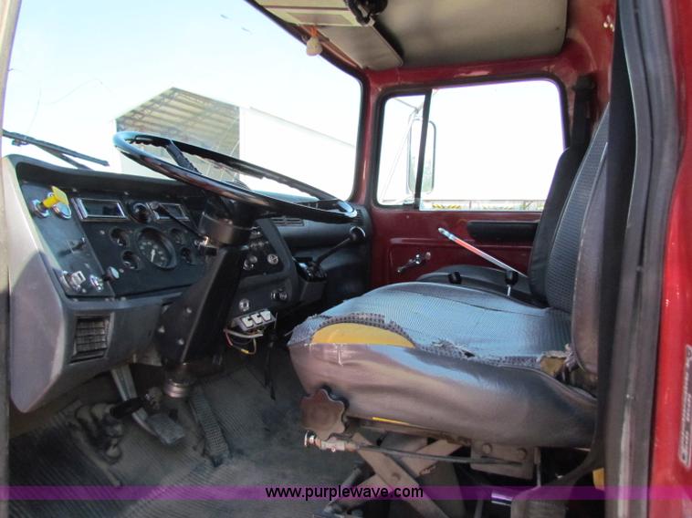 image for item B7470 1994 Ford LT8000 dump truck