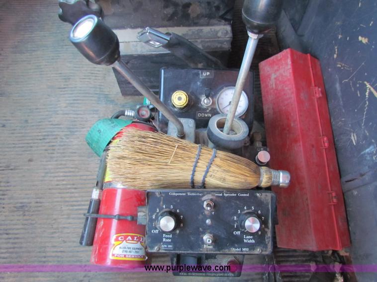 image for item B7470 1994 Ford LT8000 dump truck