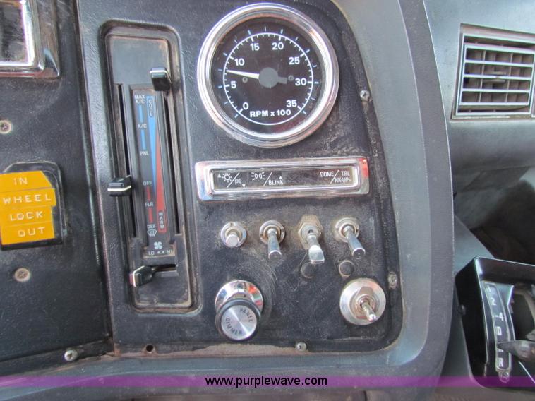 image for item B7470 1994 Ford LT8000 dump truck