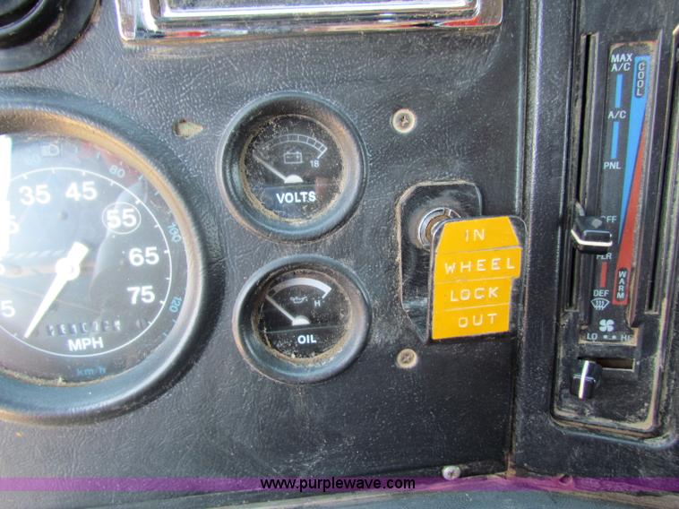 image for item B7470 1994 Ford LT8000 dump truck