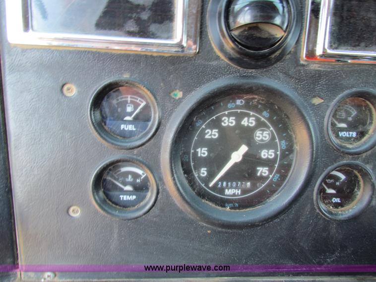 image for item B7470 1994 Ford LT8000 dump truck