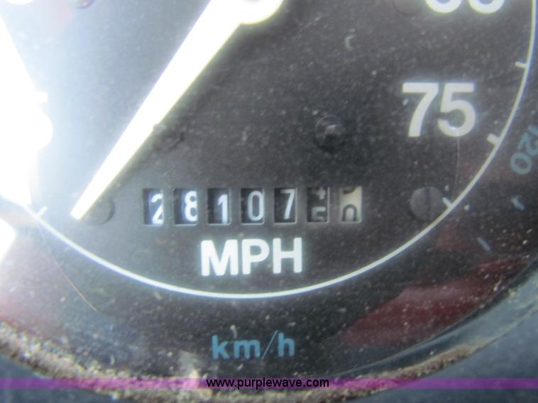 image for item B7470 1994 Ford LT8000 dump truck