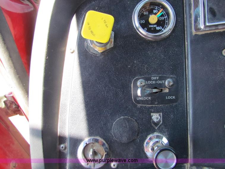 image for item B7470 1994 Ford LT8000 dump truck