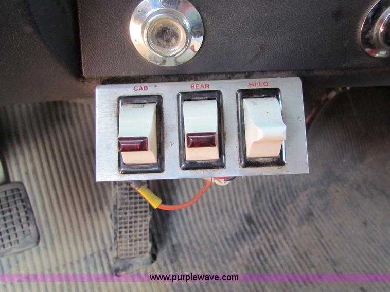 image for item B7470 1994 Ford LT8000 dump truck