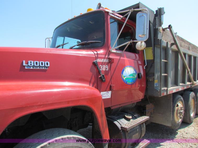 image for item B7470 1994 Ford LT8000 dump truck