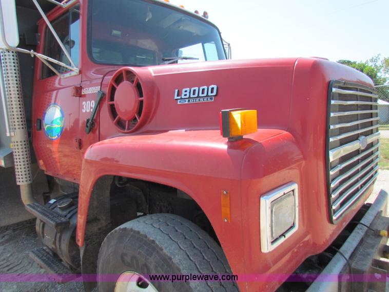image for item B7470 1994 Ford LT8000 dump truck