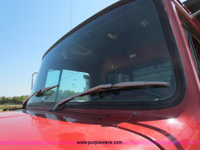 image for item B7470 1994 Ford LT8000 dump truck