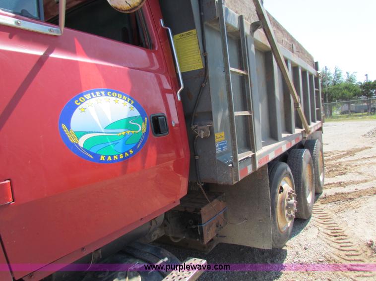 image for item B7470 1994 Ford LT8000 dump truck