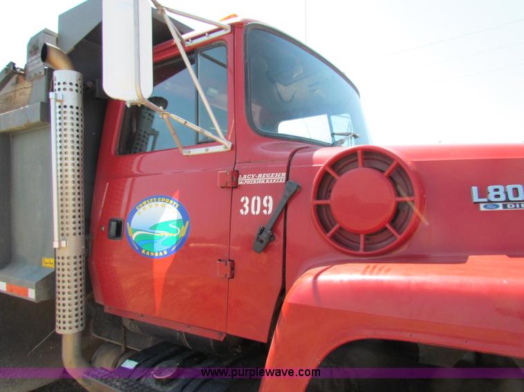 image for item B7470 1994 Ford LT8000 dump truck