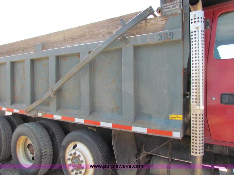 image for item B7470 1994 Ford LT8000 dump truck