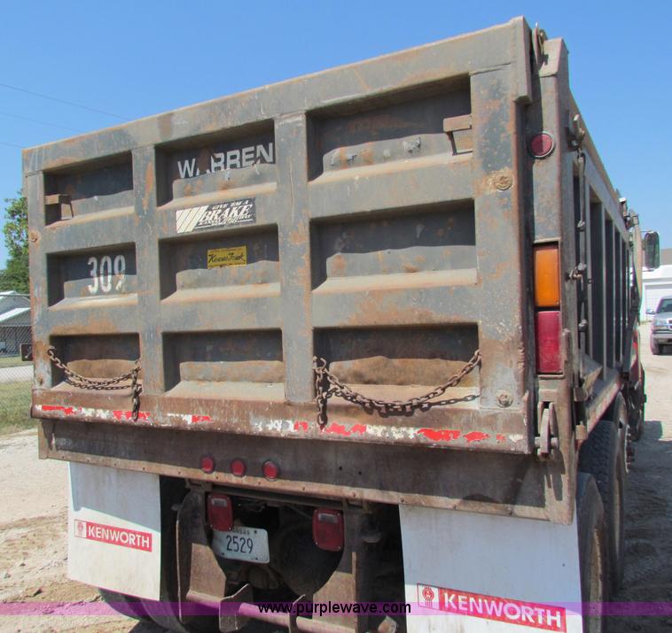 image for item B7470 1994 Ford LT8000 dump truck