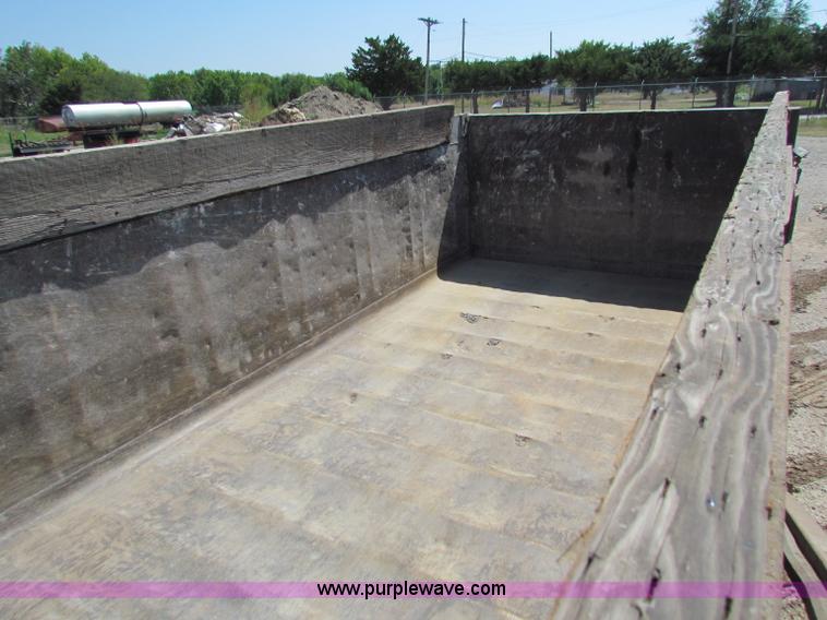 image for item B7470 1994 Ford LT8000 dump truck