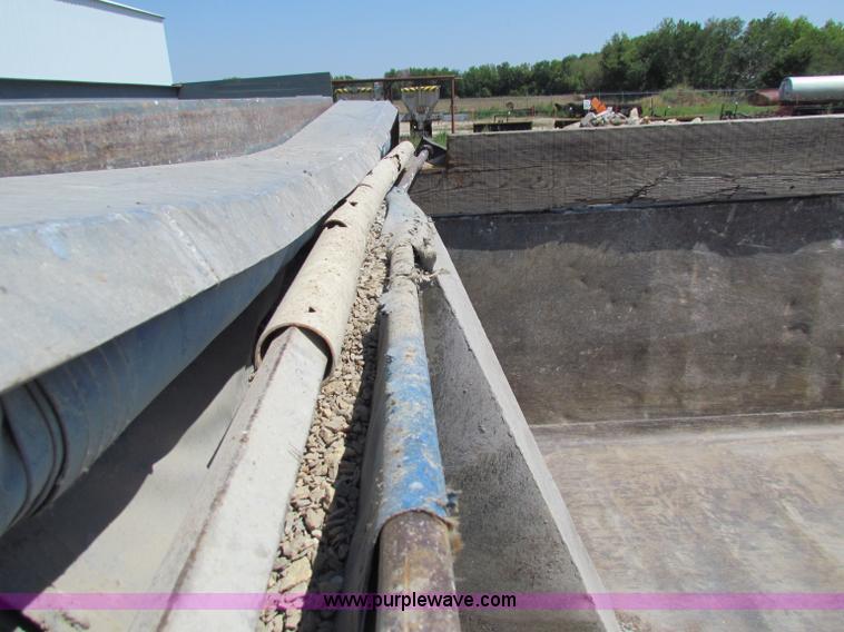 image for item B7470 1994 Ford LT8000 dump truck