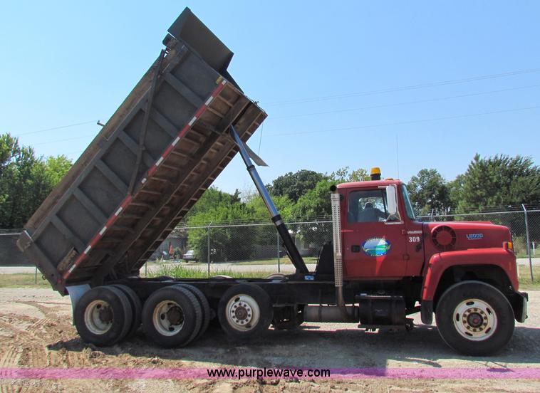 image for item B7470 1994 Ford LT8000 dump truck