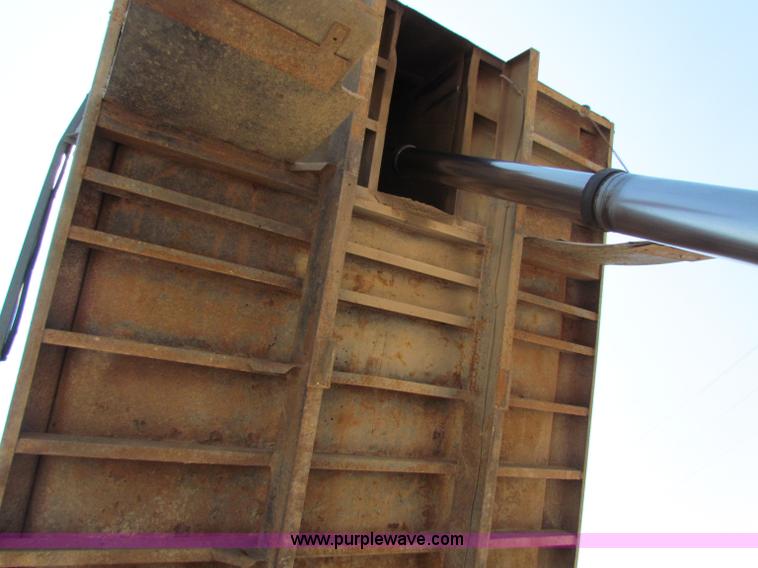 image for item B7470 1994 Ford LT8000 dump truck