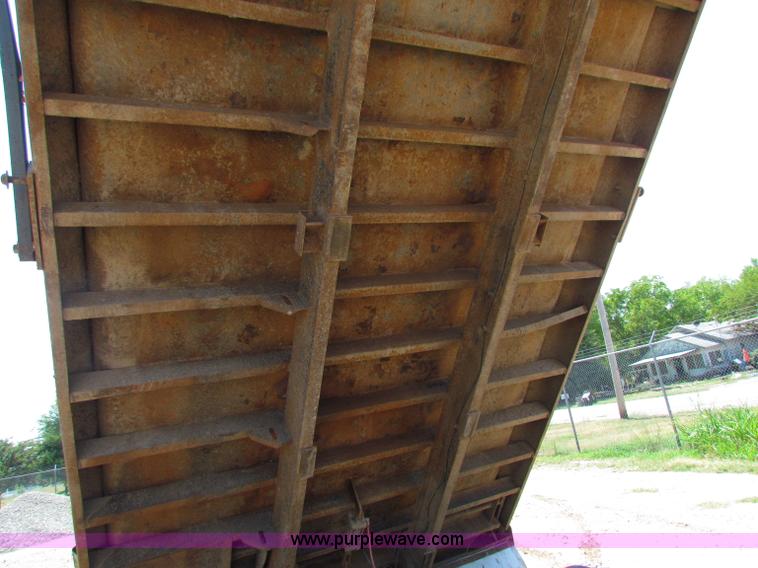 image for item B7470 1994 Ford LT8000 dump truck