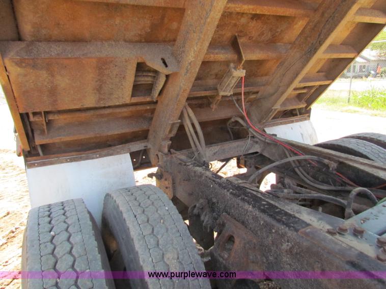 image for item B7470 1994 Ford LT8000 dump truck