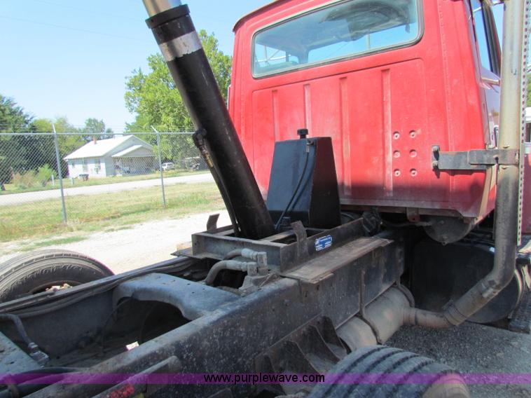 image for item B7470 1994 Ford LT8000 dump truck