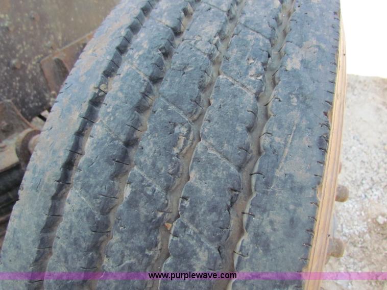 image for item B7470 1994 Ford LT8000 dump truck