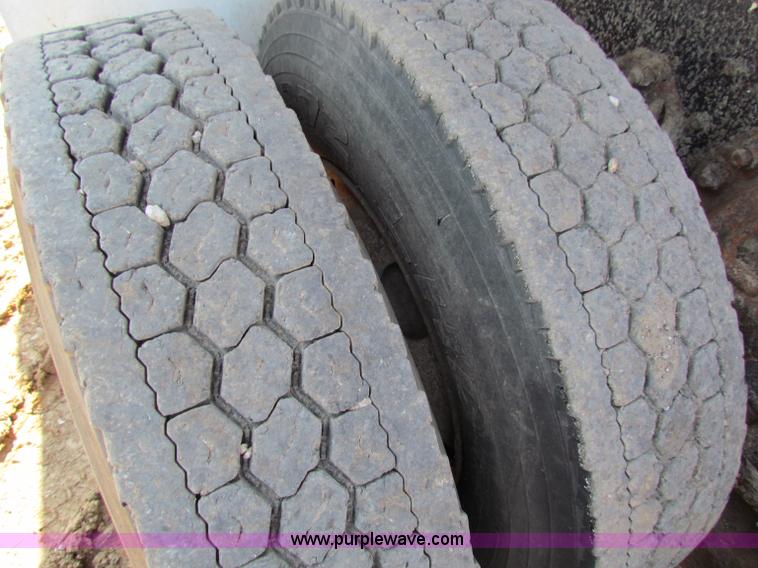 image for item B7470 1994 Ford LT8000 dump truck