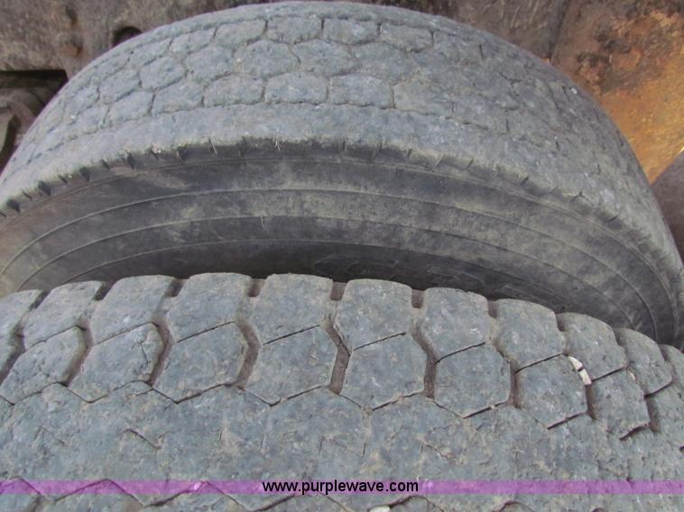 image for item B7470 1994 Ford LT8000 dump truck