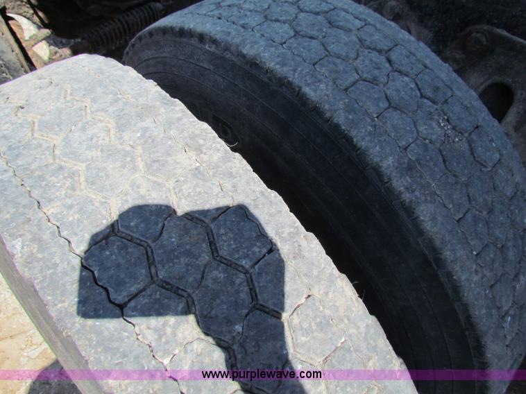 image for item B7470 1994 Ford LT8000 dump truck