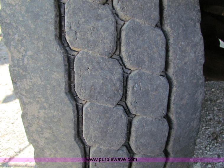 image for item B7470 1994 Ford LT8000 dump truck