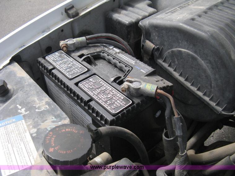 image for item B8113 1998 GMC Sierra 3500 SL flatbed pickup truck