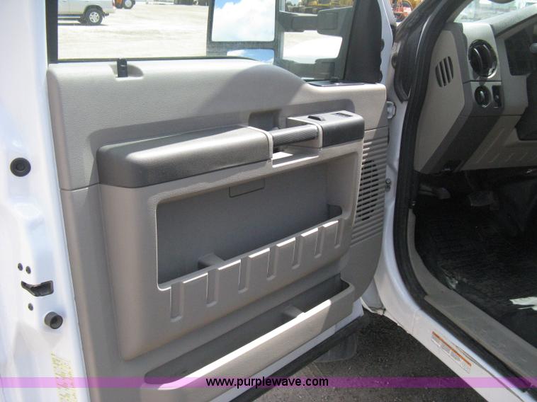 image for item B8119 2008 Ford F550 Super Duty flatbed pickup truck