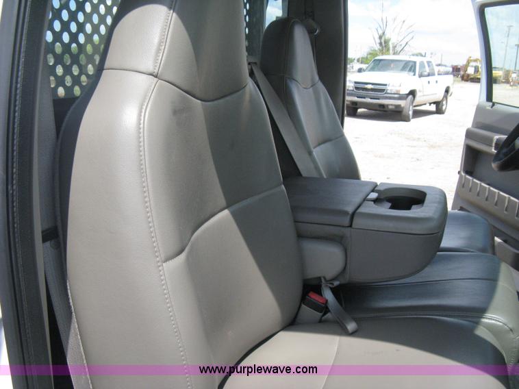 image for item B8119 2008 Ford F550 Super Duty flatbed pickup truck