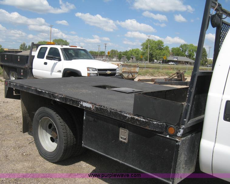 image for item B8119 2008 Ford F550 Super Duty flatbed pickup truck