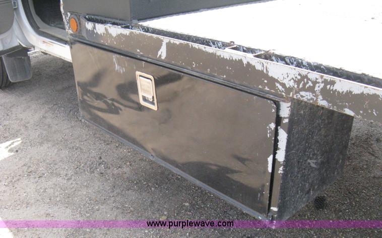 image for item B8119 2008 Ford F550 Super Duty flatbed pickup truck