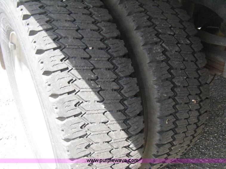 image for item B8119 2008 Ford F550 Super Duty flatbed pickup truck