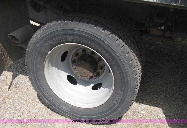 image for item B8119 2008 Ford F550 Super Duty flatbed pickup truck