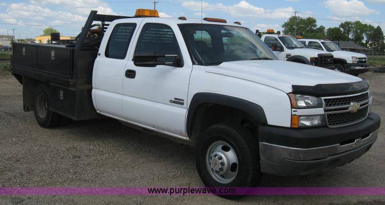 image for item B8120 2005 Chevrolet Silverado C3500 Extended Cab flatbed truck