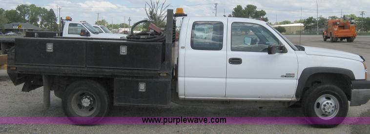 image for item B8120 2005 Chevrolet Silverado C3500 Extended Cab flatbed truck