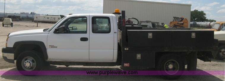image for item B8120 2005 Chevrolet Silverado C3500 Extended Cab flatbed truck
