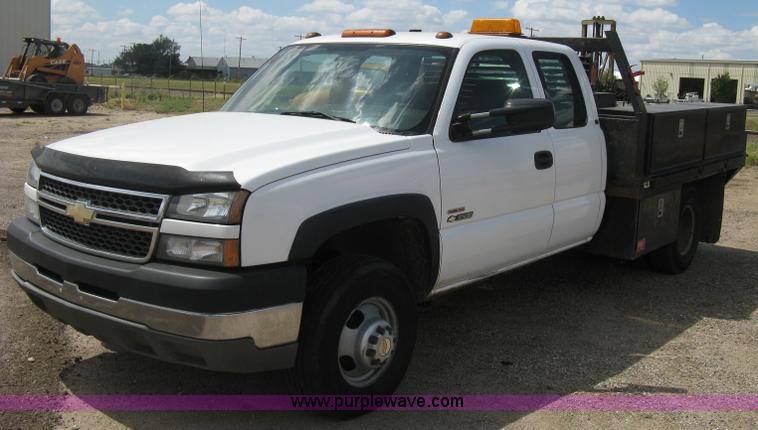 image for item B8120 2005 Chevrolet Silverado C3500 Extended Cab flatbed truck