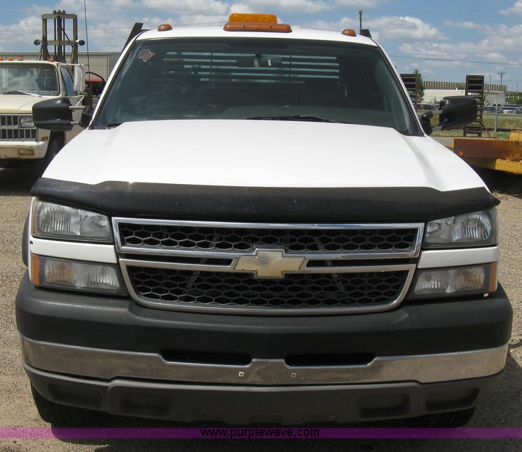image for item B8120 2005 Chevrolet Silverado C3500 Extended Cab flatbed truck